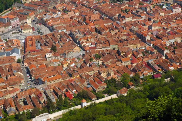 Luftaufnahme der alten europäischen Stadt Brasov, Rumänien — Stockfoto