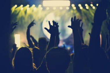 Kalabalık konser uzanmış kollarıyla
