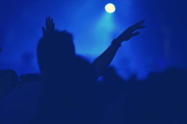 Kalabalık konser uzanmış kollarıyla