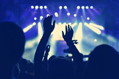 Kalabalık konser uzanmış kollarıyla