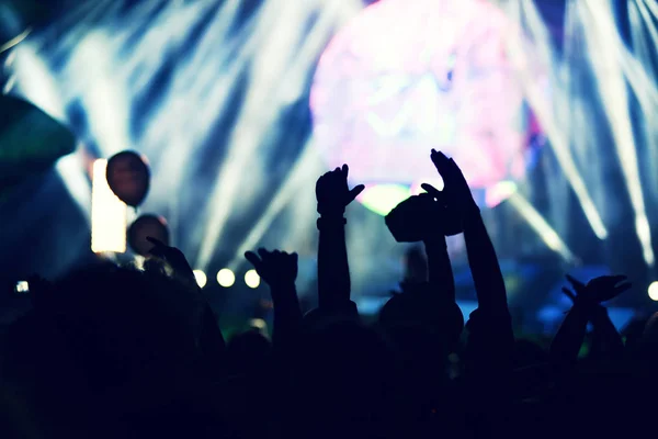 Multitud rockeando durante un concierto con los brazos levantados . — Foto de Stock