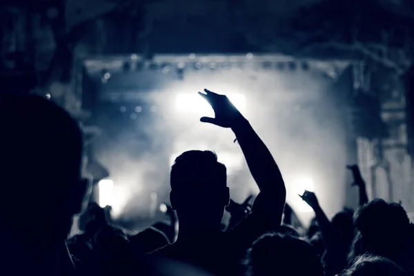 Πλήθος σε μια μουσική συναυλία, υψώνοντας τα χέρια, το κοινό τονισμένα — Φωτογραφία Αρχείου