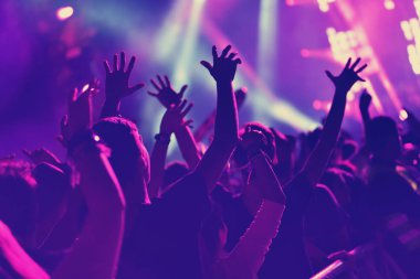 Kalabalık konser uzanmış kollarıyla