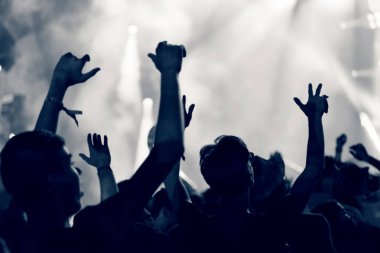 Kalabalık seyirci kadar eller yükselterek bir müzik konserinde tonda