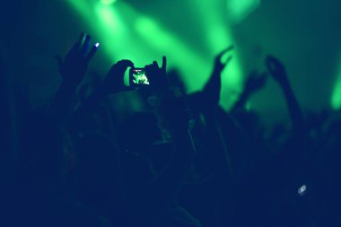 Kalabalık konser uzanmış kollarıyla