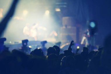 Kalabalık konser uzanmış kollarıyla