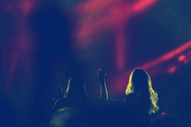 Kalabalık konser uzanmış kollarıyla