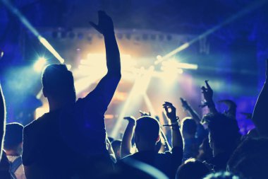 Kalabalık konser uzanmış kollarıyla