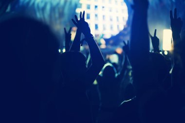 Kalabalık konser uzanmış kollarıyla