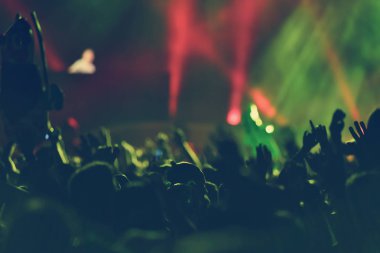 Kalabalık konser uzanmış kollarıyla