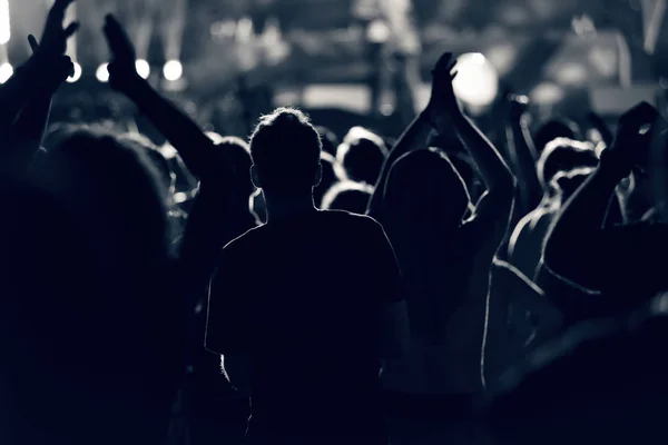 Multitud en un concierto de música, audiencia levantando las manos, tonificado — Foto de Stock