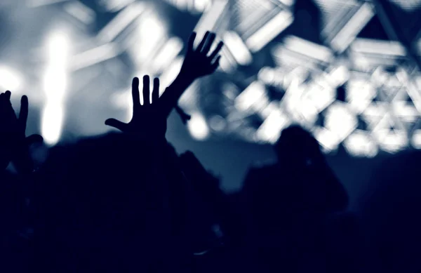 Multitud en un concierto de música, audiencia levantando las manos, tonificado — Foto de Stock