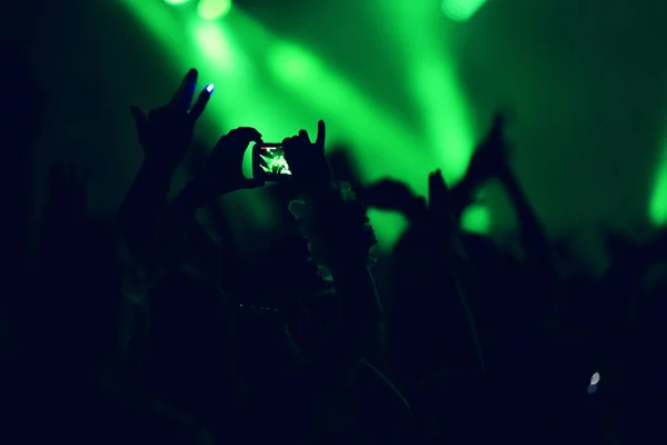 Multitud rockeando durante un concierto con los brazos levantados . — Foto de Stock