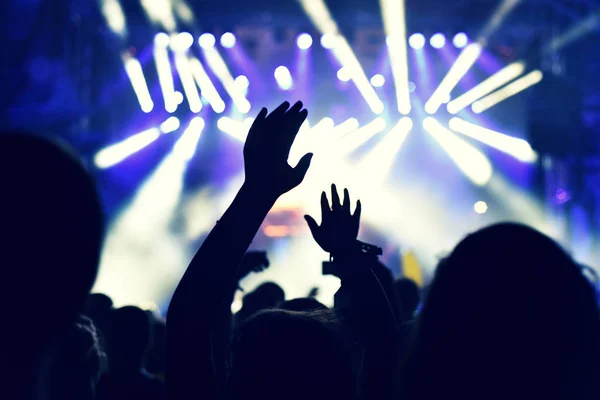 Multidão balançando durante um concerto com braços erguidos . — Fotografia de Stock