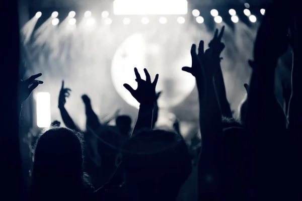 Dav na hudební koncert, publikum pozvedám ruce, tónovaný — Stock fotografie