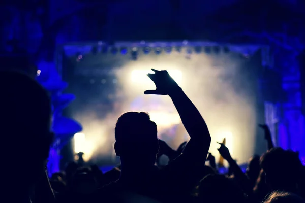Πλήθος κουνιστό κατά τη διάρκεια μιας συναυλίας με υψωμένα χέρια. — Φωτογραφία Αρχείου