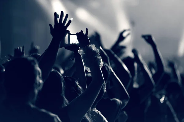 Πλήθος σε μια μουσική συναυλία, υψώνοντας τα χέρια, το κοινό τονισμένα — Φωτογραφία Αρχείου