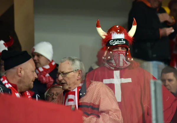 中にトリビューンでデンマークを祝ってのサッカー ・ ファンを応援して、 — ストック写真