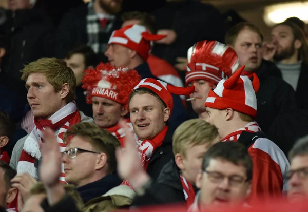 Fanáticos del fútbol de Dinamarca celebrando en tribuna durante un — Foto de Stock
