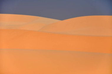 Çöldeki kum tepeleri