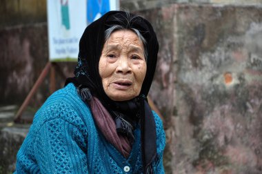 Bir eşarp ile yaşlı bir Vietnam kadın portresi