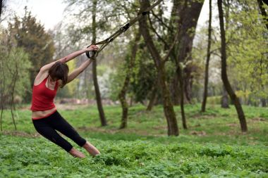 Genç çekici kadın vücut trx fitness ile germe str