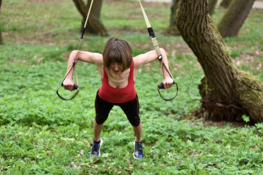 Genç kadın fitness askıları ile süspansiyon eğitim yok 