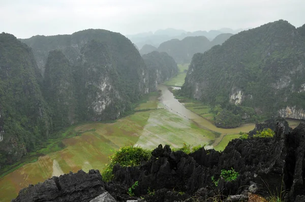 Panoramautsikt över risfälten och kalkstensklippor och från hänga M — Stockfoto