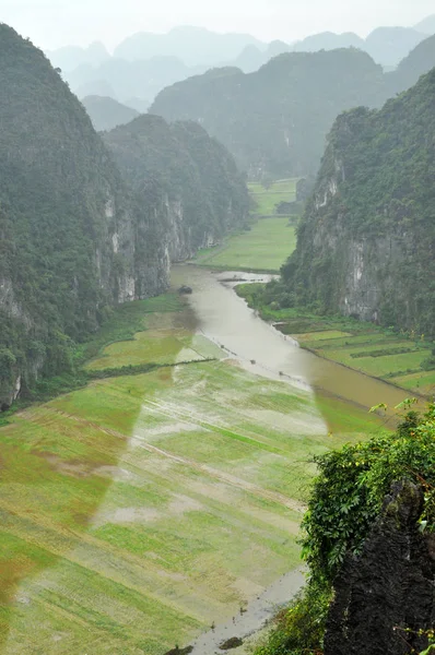 Panoramautsikt över risfälten och kalkstensklippor och från hänga M — Stockfoto