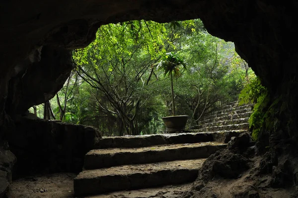 Visa från en grotta. MUA grotta. Vietnam — Stockfoto