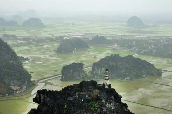 Panoramautsikt över risfält, stenar och mountaintop pagoda från — Stockfoto