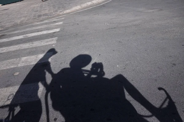 Shadow of a tourists enjoying a ride in a tuk tuk in Asia — Stock Photo, Image