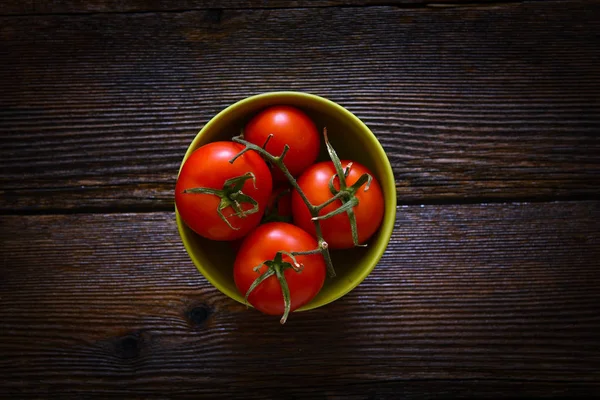 Close-Up ahşap arka plan üzerinde taze olgun domates