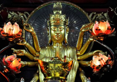 Küçük tapınak Avalokitesvara Boddhisatva için ayrılmış. Bir ayağı pagoda, Hanoi, Vietnam