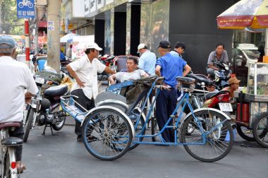 Klasik bir Vietnamlı çekçek tuk tu ile bir tur alarak turizm