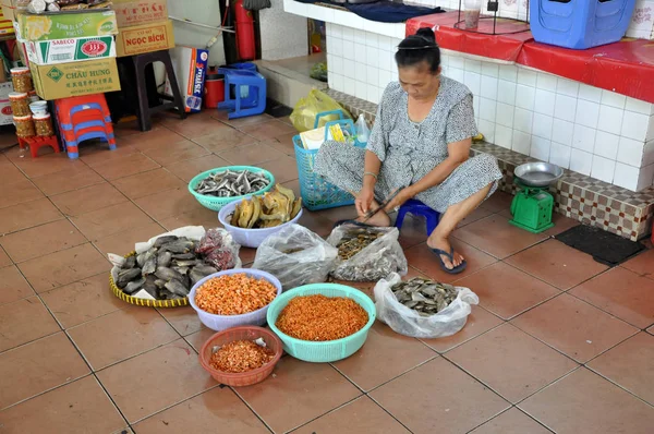 Street food in Saigon, Vietnam. Fish, shrimp and mussels — Stock Photo, Image