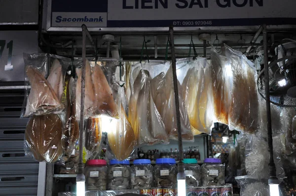 Вуличної їжі в Сайгон, В'єтнам. Висить на рибу на ринку — стокове фото