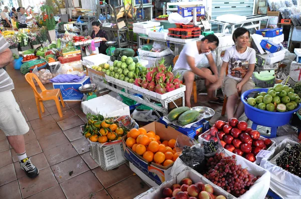 Agricultores que venden sus bio-frutas orgánicas frescas en el Mercado Central — Foto de Stock