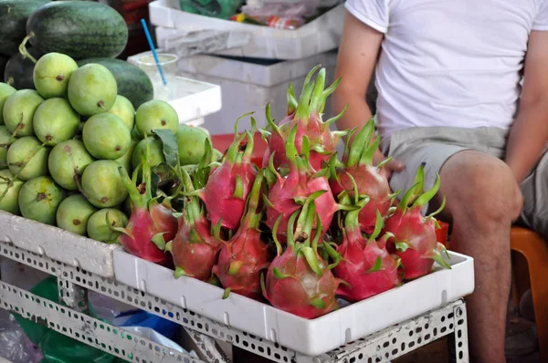 Фермеры продают свежие органические биофрукты на Центральном рынке — стоковое фото