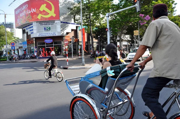 Turista při turné s klasickým vietnamské rikša, tuk tu — Stock fotografie