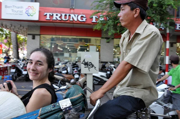 Toeristische een rondleiding met een klassieke Vietnamese riksja, tuk tu — Stockfoto