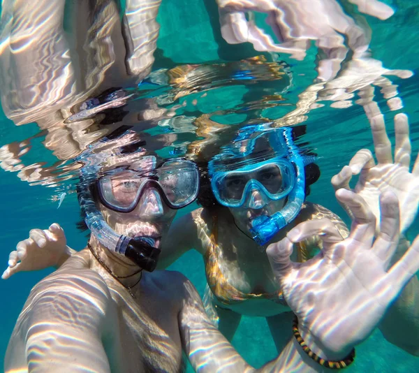 Fiatal pár, snorkeling a nászút — Stock Fotó