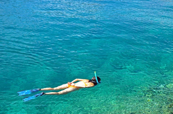 浮潜在水晶般清澈的热带水的女人 — 图库照片