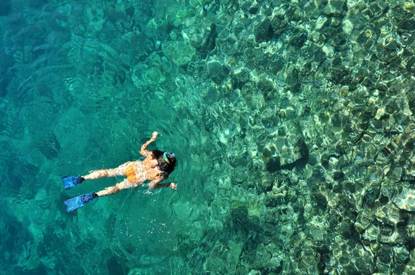 Mujer sexy haciendo snorkel en el mar —  Fotos de Stock