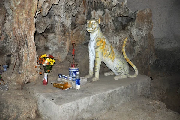 La statua della Tigre nella grotta di Mua, provincia di Ninh Binh, Vietnam — Foto Stock