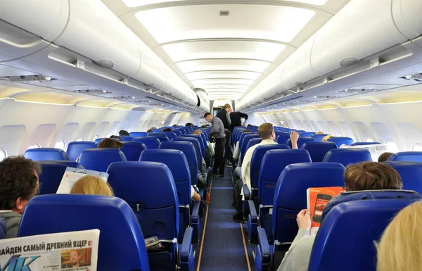 Passeggeri in attesa su un aereo Boeing per un volo intercontinentale — Foto Stock