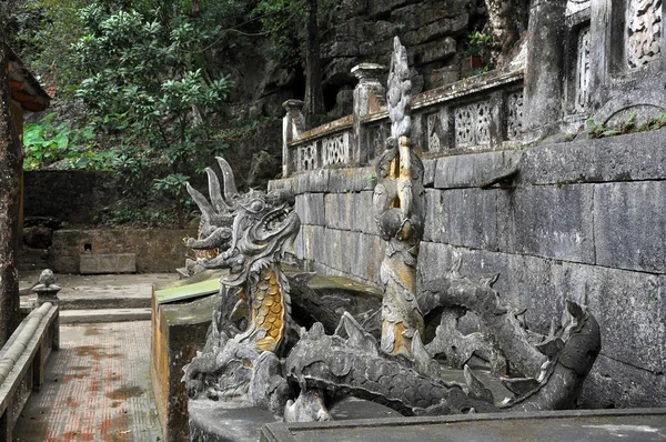 Antika rista i sten med mytiska motiv. Bich Dong pagoda, — Stockfoto