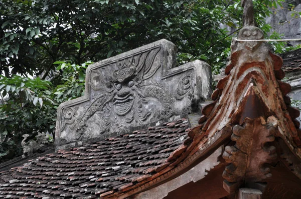 Antieke snijwerk in steen met mythische motief. Pagoda Bich Dong, — Stockfoto