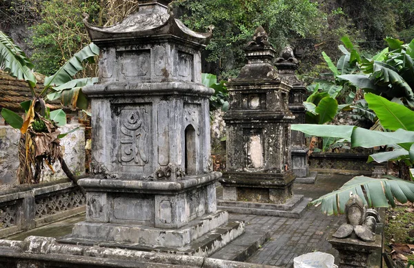 Talla antigua en piedra con motivo mítico. Pagoda de Bich Dong , —  Fotos de Stock