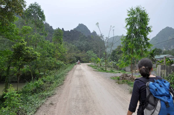 Trekker flicka besöka landsbygden i Ninh Binh, Vietnam — Stockfoto